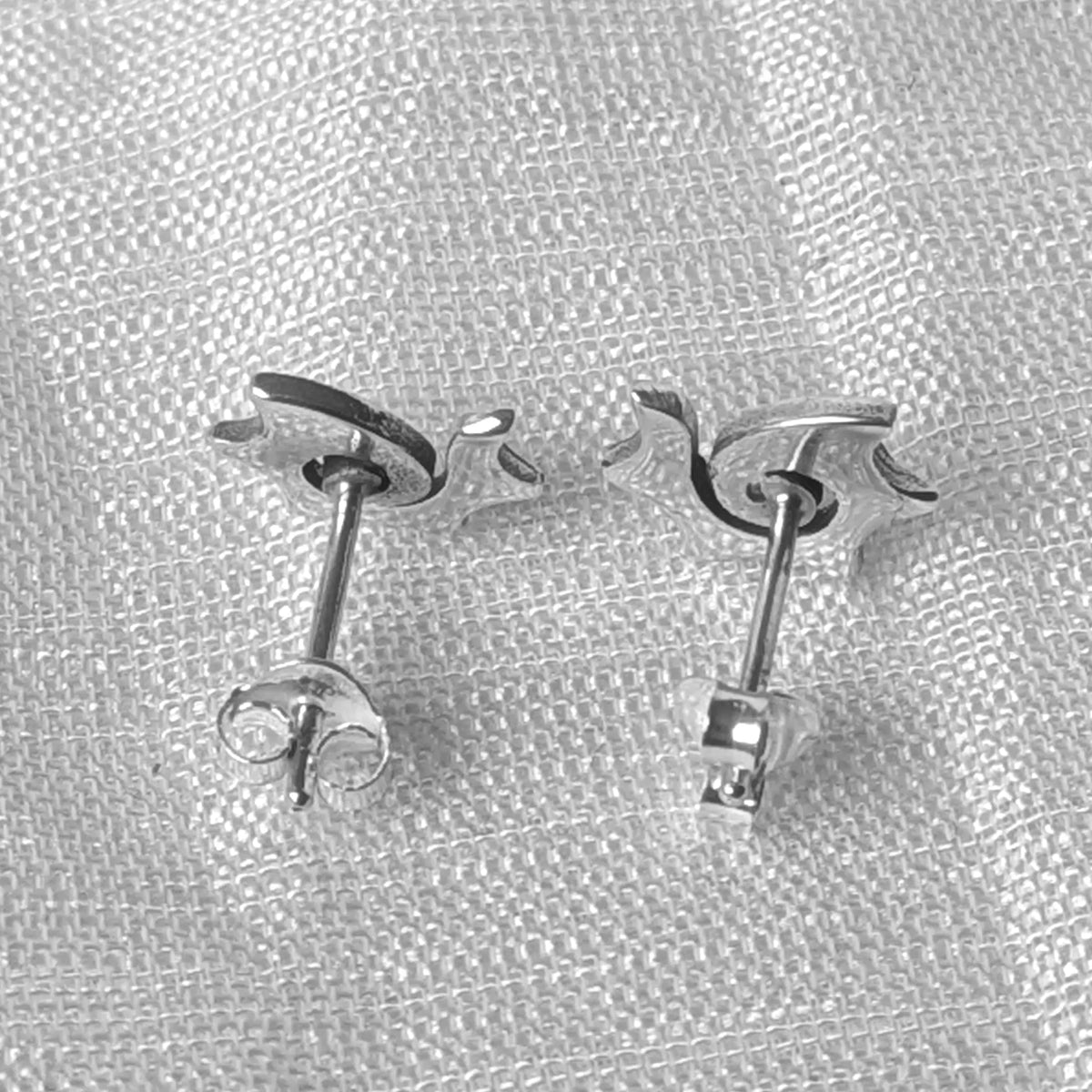 Rückansicht der 925er Silberohrstecker mit verlässlichem Butterfly-Verschluss für bequemen und sicheren Halt.