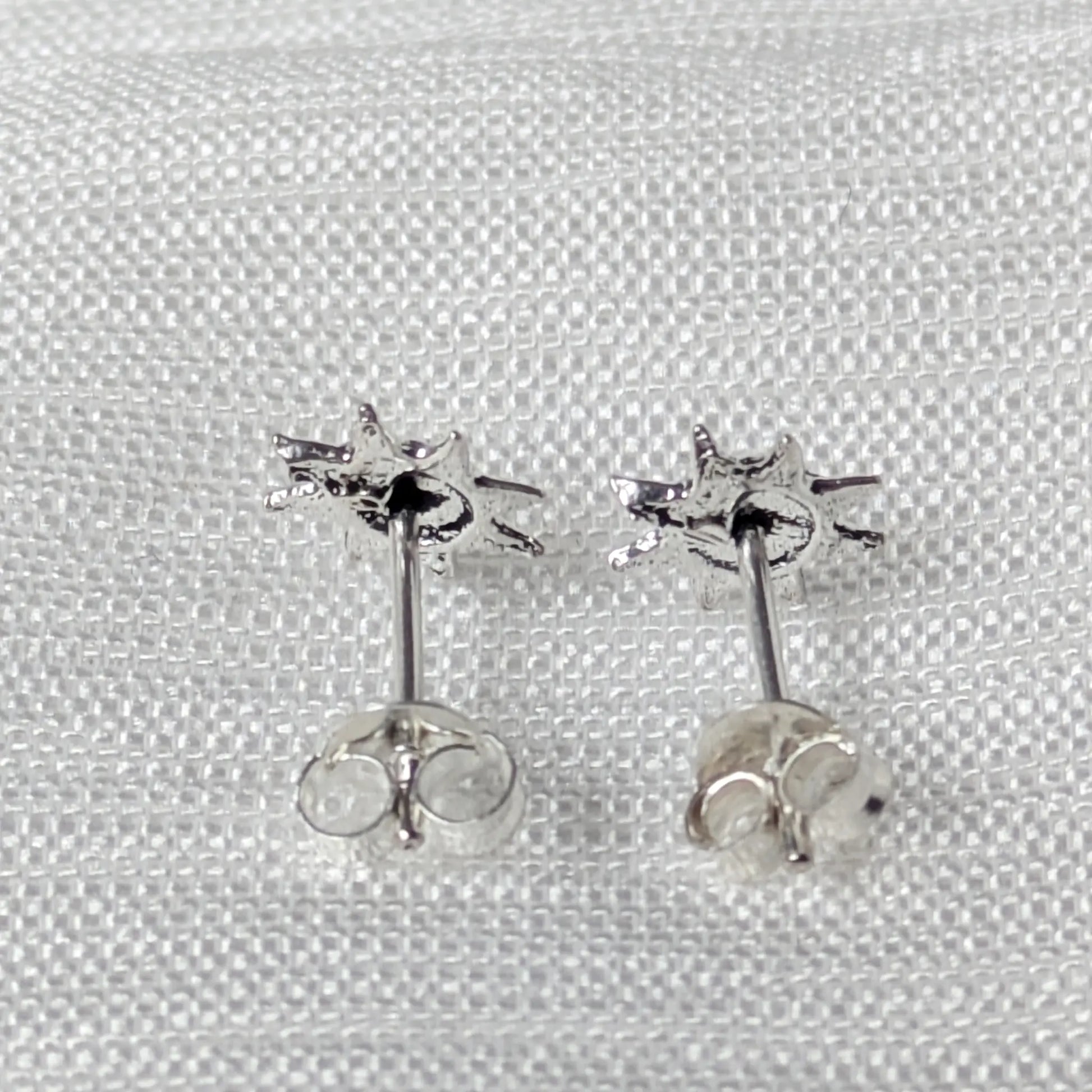 Rückseite des Silber-Ohrsteckers mit 925-Stempel und aufgesetztem Schmetterlingsverschluss (Push-Back)