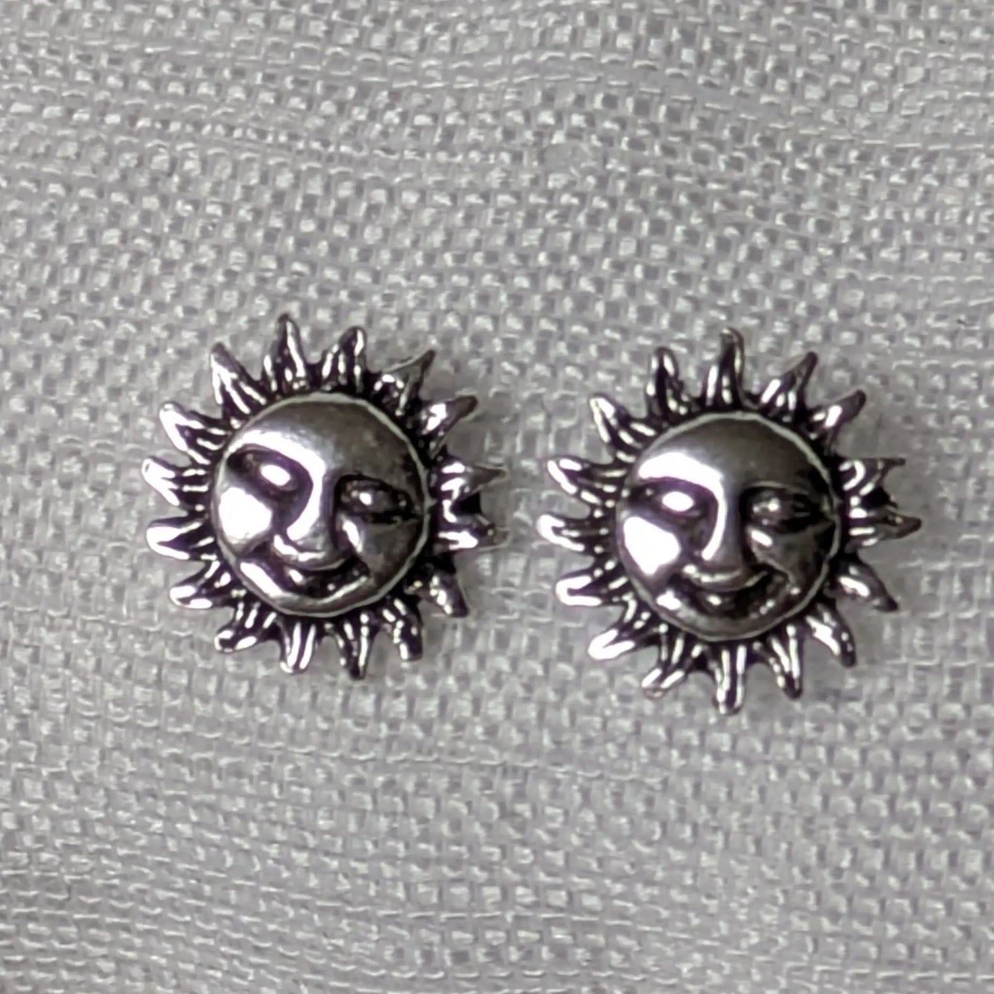 Detailansicht der lachenden Sonne und Strahlen der 925 Silber Ohrstecker.