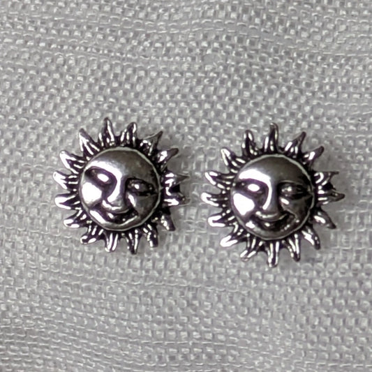 Detailansicht der lachenden Sonne und Strahlen der 925 Silber Ohrstecker.
