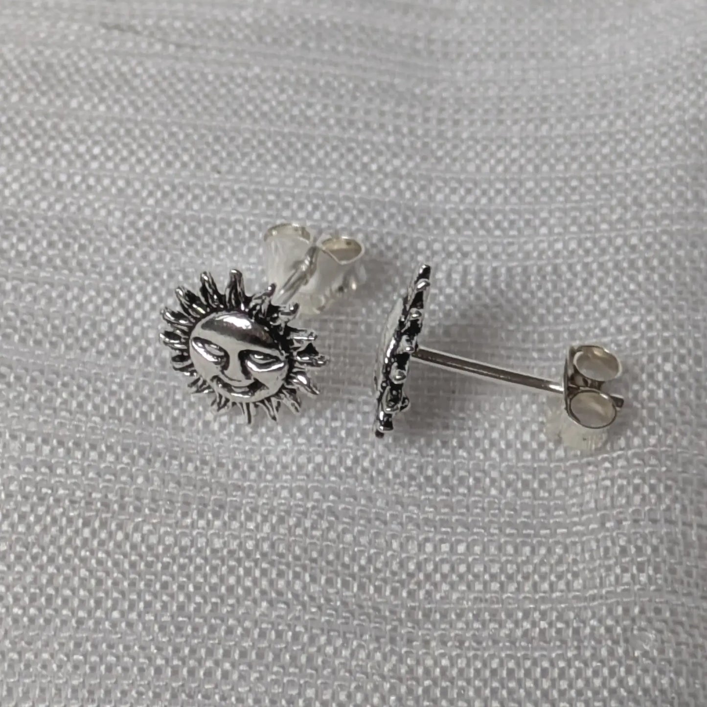 Seitenprofil der Sterling Silber Sonnenstecker mit Verschlussstift.