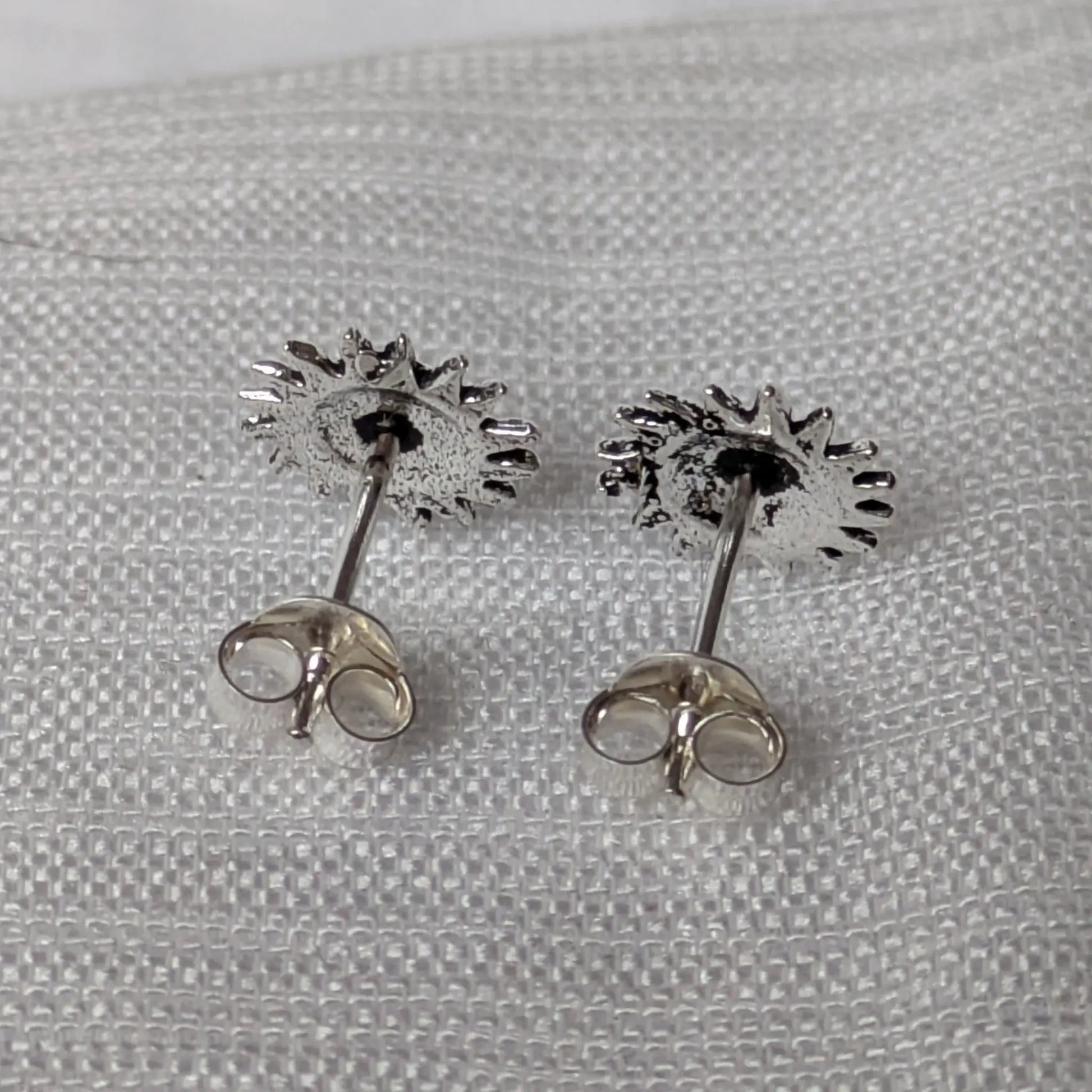 Rückseite der Sonnen-Ohrringe mit 925 Silber Stempelung (Punze).