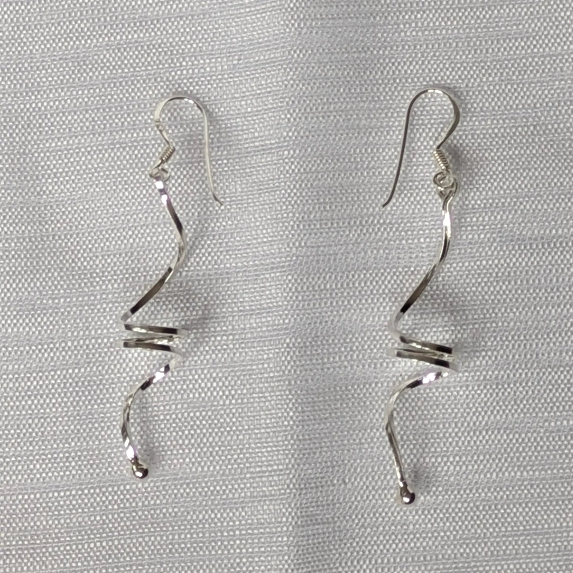 Detailansicht der glänzenden Oberfläche der 925 Silber Spiral-Ohrhänger.