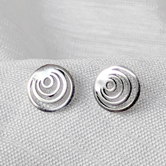Nahaufnahme runder 925 Silber Ohrstecker mit geometrischem, offenem Kreis-Design auf hellem Stoff.