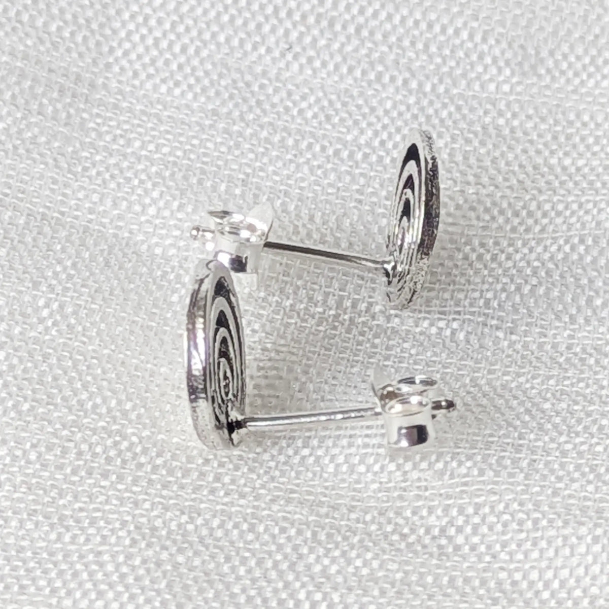 Seitenansicht der flachen Silber-Ohrstecker 925, die die Materialstärke und den geraden Ohrstift verdeutlicht.