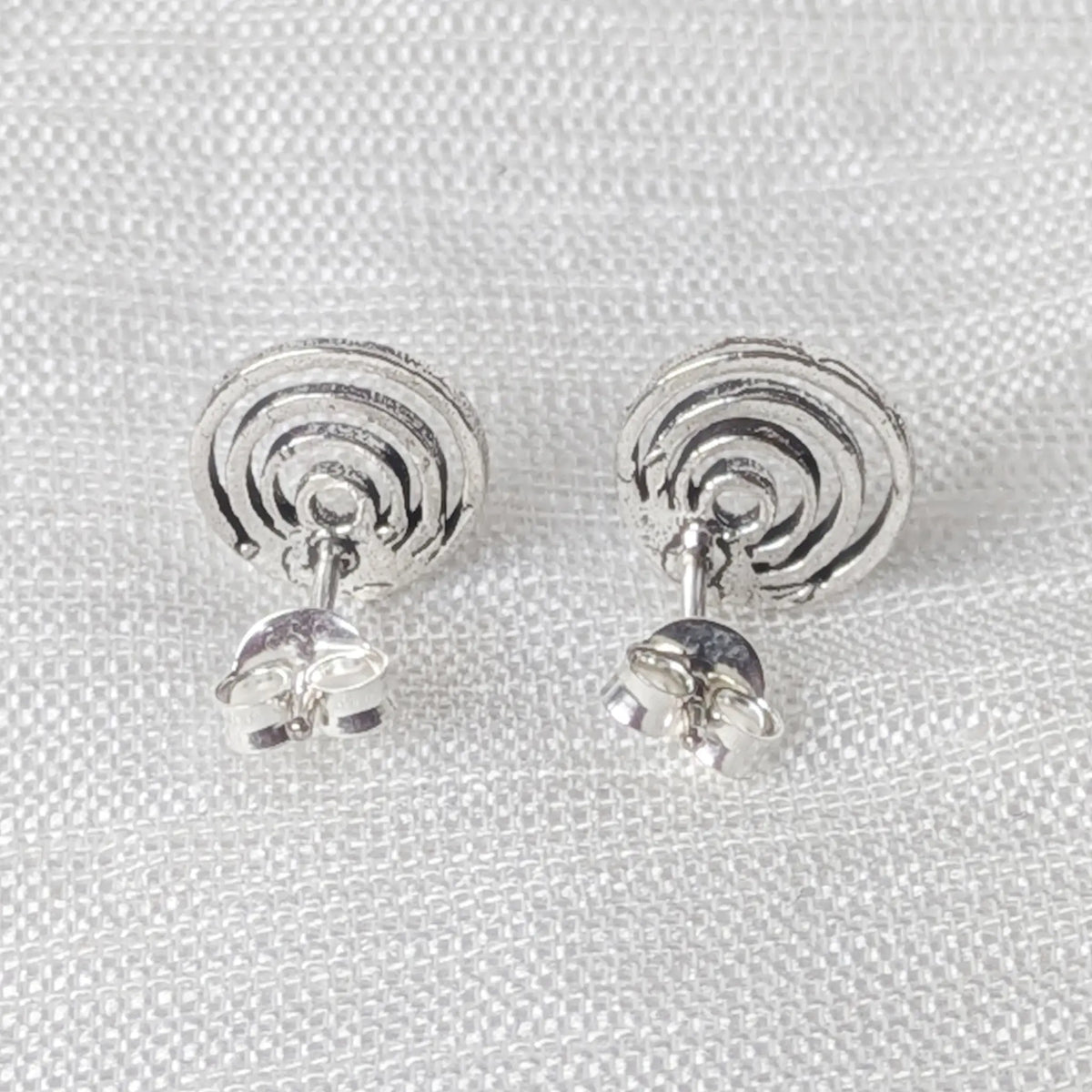 Rückseite der Silber-Ohrstecker mit sicherem Butterfly-Verschluss für perfekten und rutschfesten Halt am Ohr