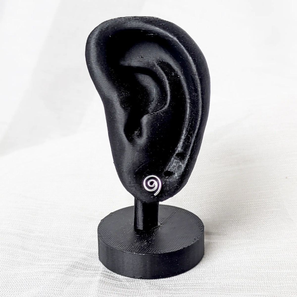 Spiralförmiger 925 Silber Ohrstecker präsentiert an einem schwarzen Ohr-Display
