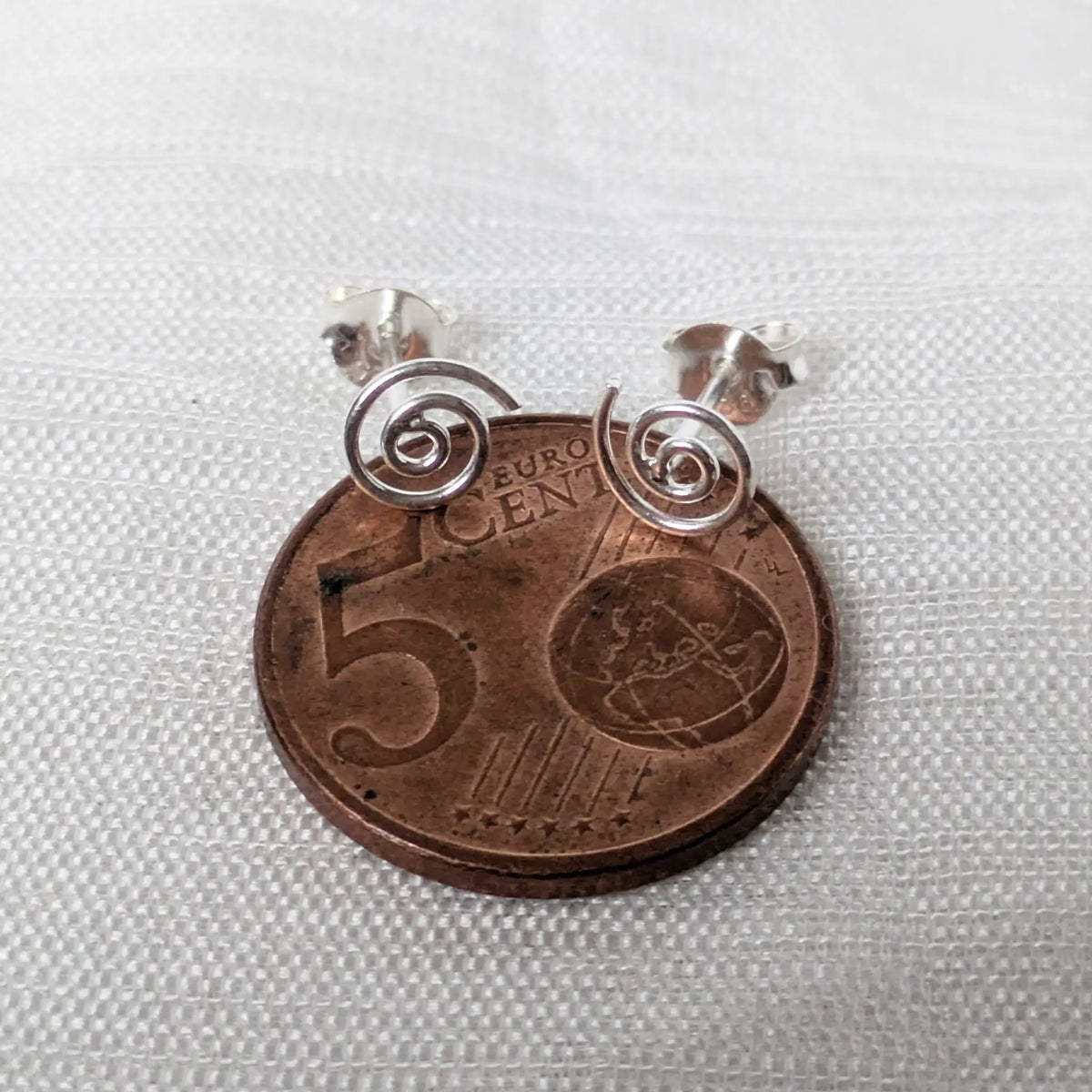 Größenvergleich kleine Silberohrstecker Spirale auf einer 5-Cent-Münze
