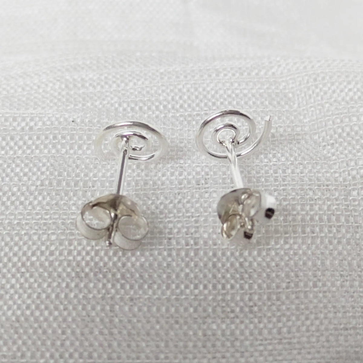 Rückansicht der Silberohrringe Spirale mit sicherem 925 Silber Verschluss