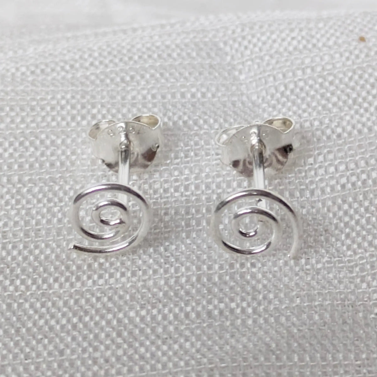 Frontalansicht Silberohrstecker Spirale 925 Silber minimalistisches Design