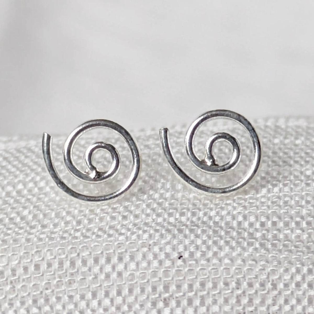 Nahaufnahme filigrane Ohrstecker Spirale aus 925 Sterling Silber