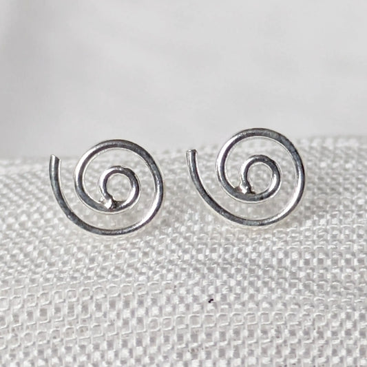 Nahaufnahme filigrane Ohrstecker Spirale aus 925 Sterling Silber