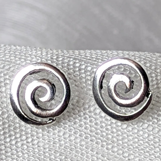 Nahaufnahme Ohrstecker Spirale aus glänzendem 925 Sterling Silber mit feinem Wirbel-Muster