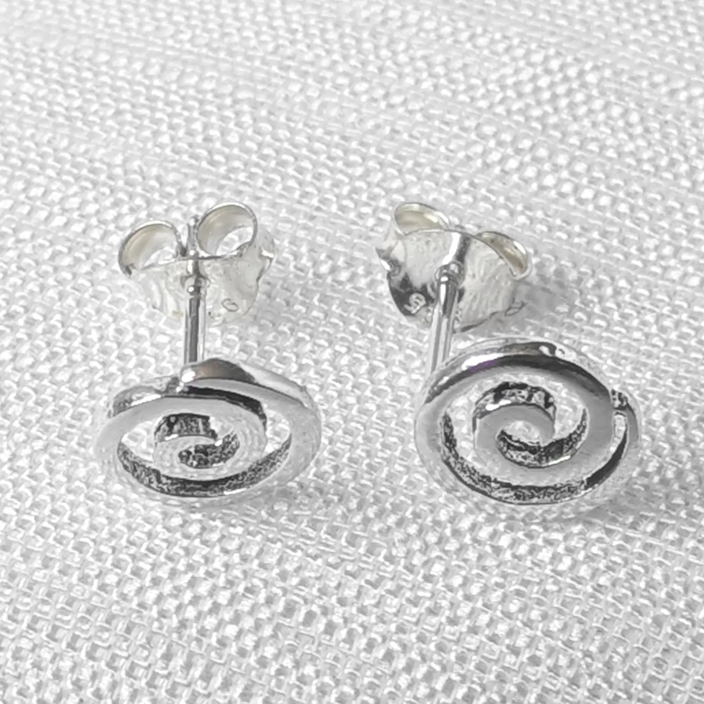 Frontalansicht Paar Ohrstecker Spirale 925 Silber – symmetrisches Schnecken-Design