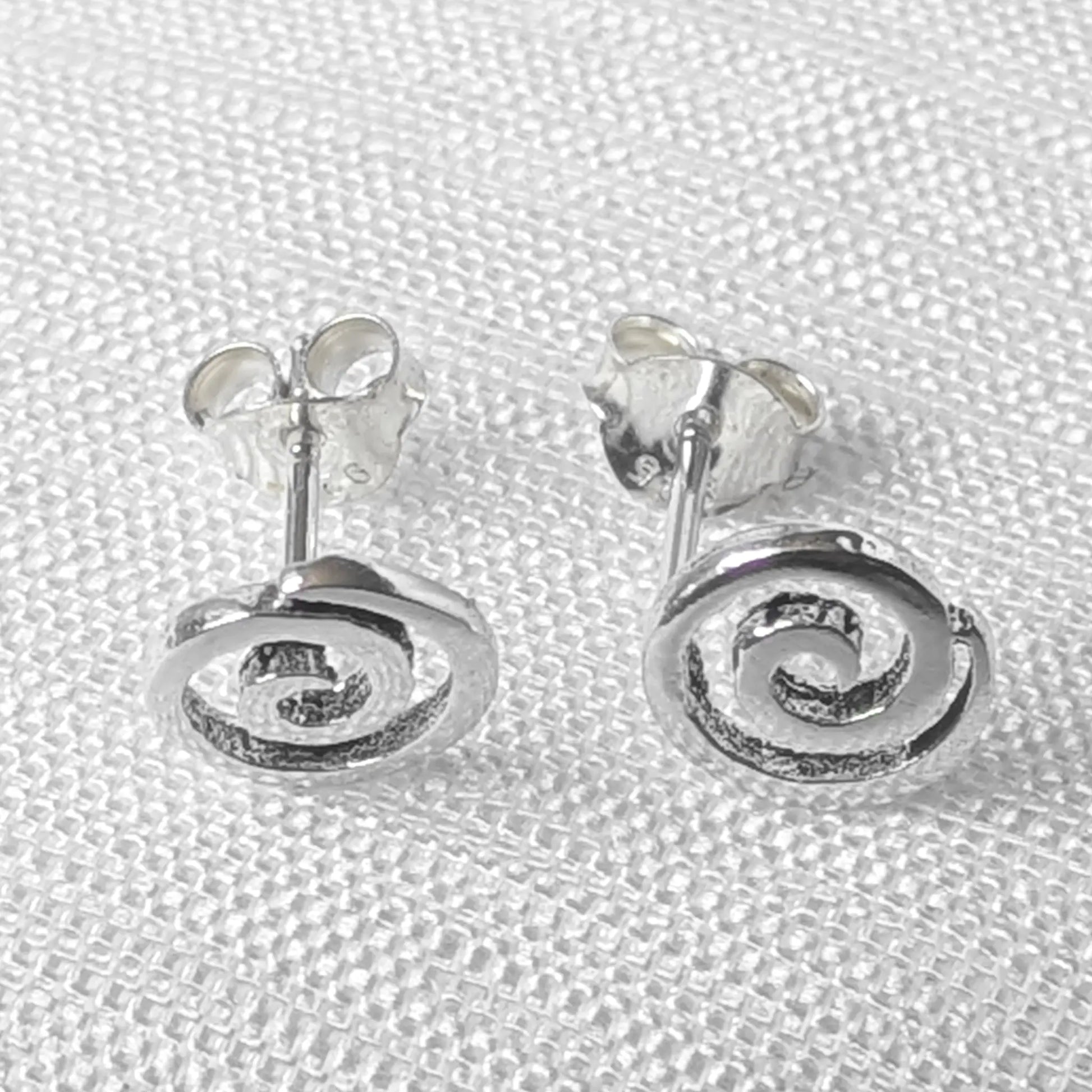 Frontalansicht Paar Ohrstecker Spirale 925 Silber – symmetrisches Schnecken-Design