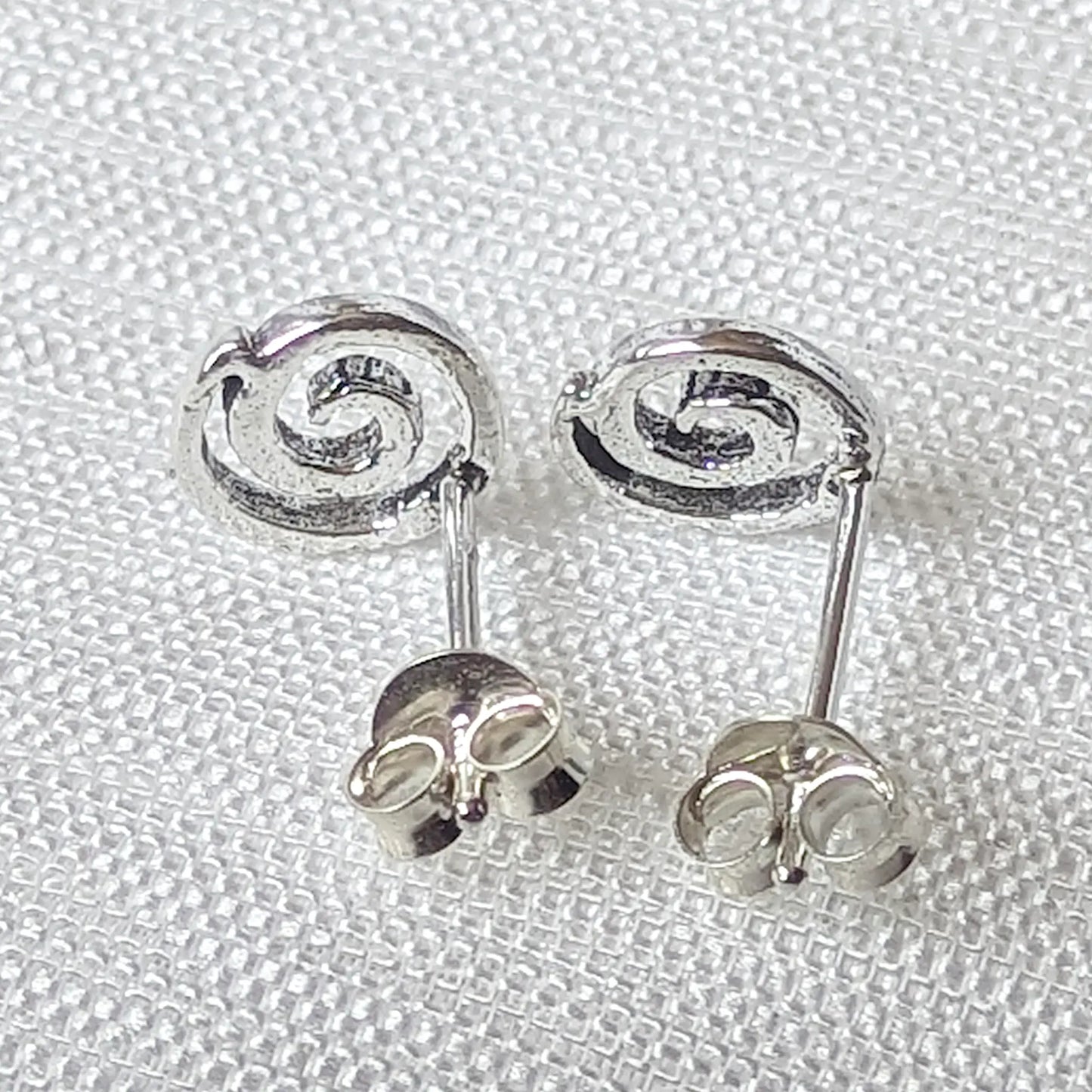 Rückseite der Ohrstecker Spirale 925 Silber mit sauber verarbeitetem Stift und Ohrmutter