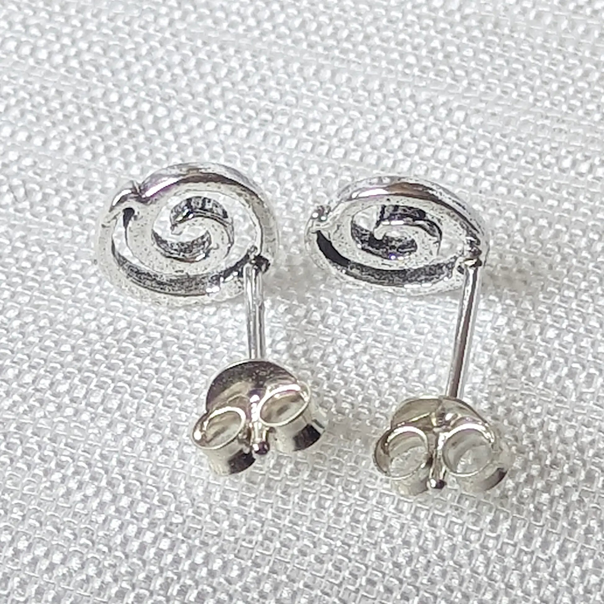 Rückseite der Ohrstecker Spirale 925 Silber mit sauber verarbeitetem Stift und Ohrmutter