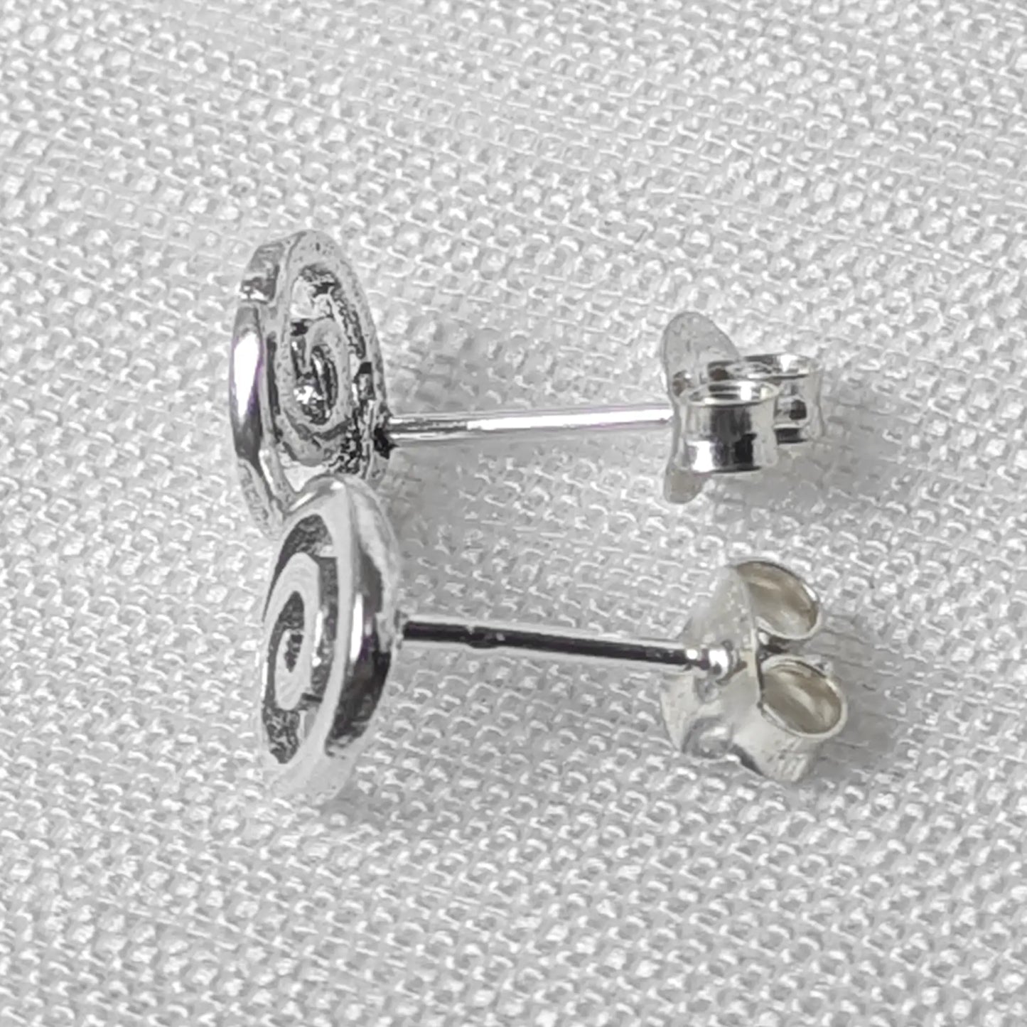 Seitenansicht Silber-Ohrstecker Spirale 925 mit flachem Profil und stabilem Ohrstift