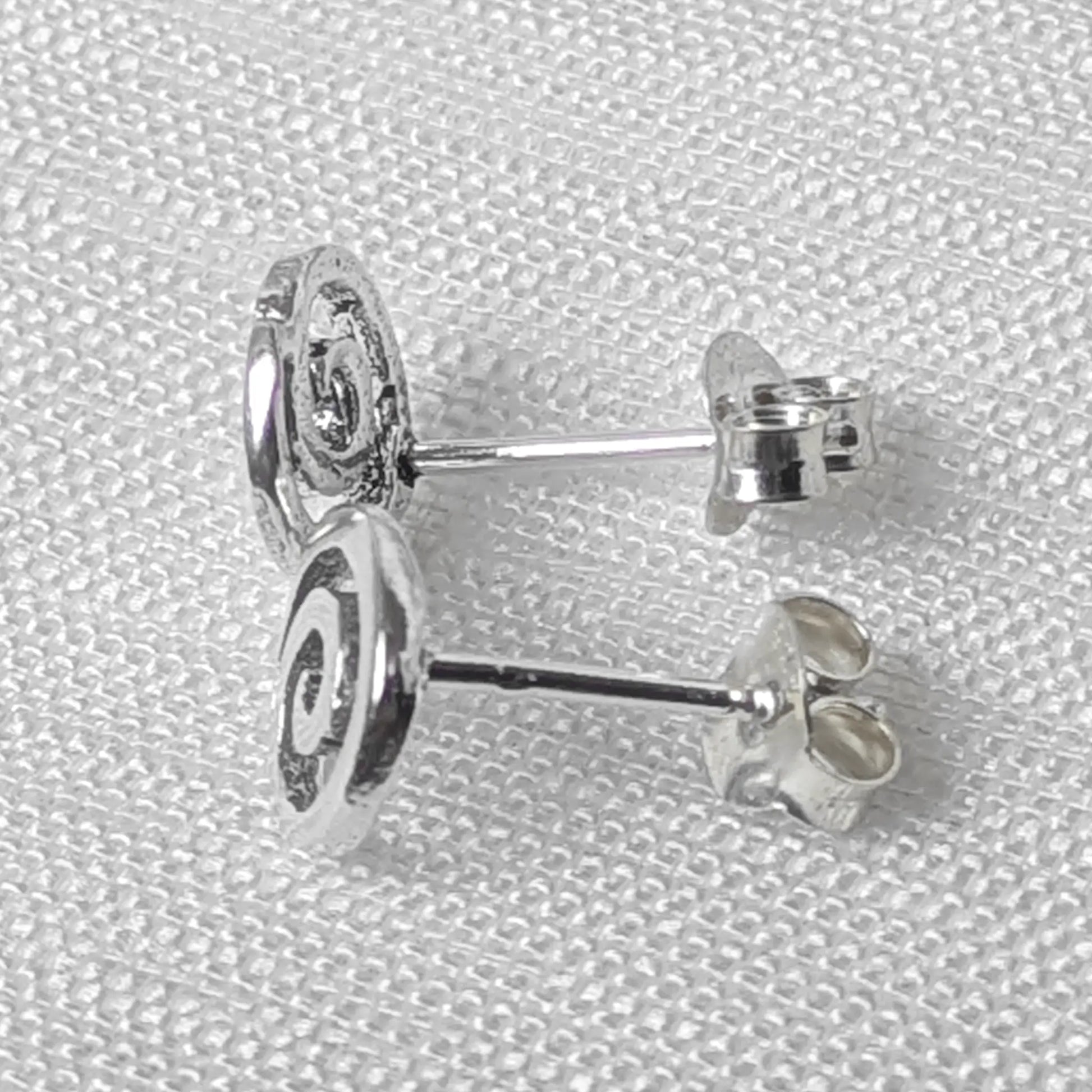 Seitenansicht Silber-Ohrstecker Spirale 925 mit flachem Profil und stabilem Ohrstift