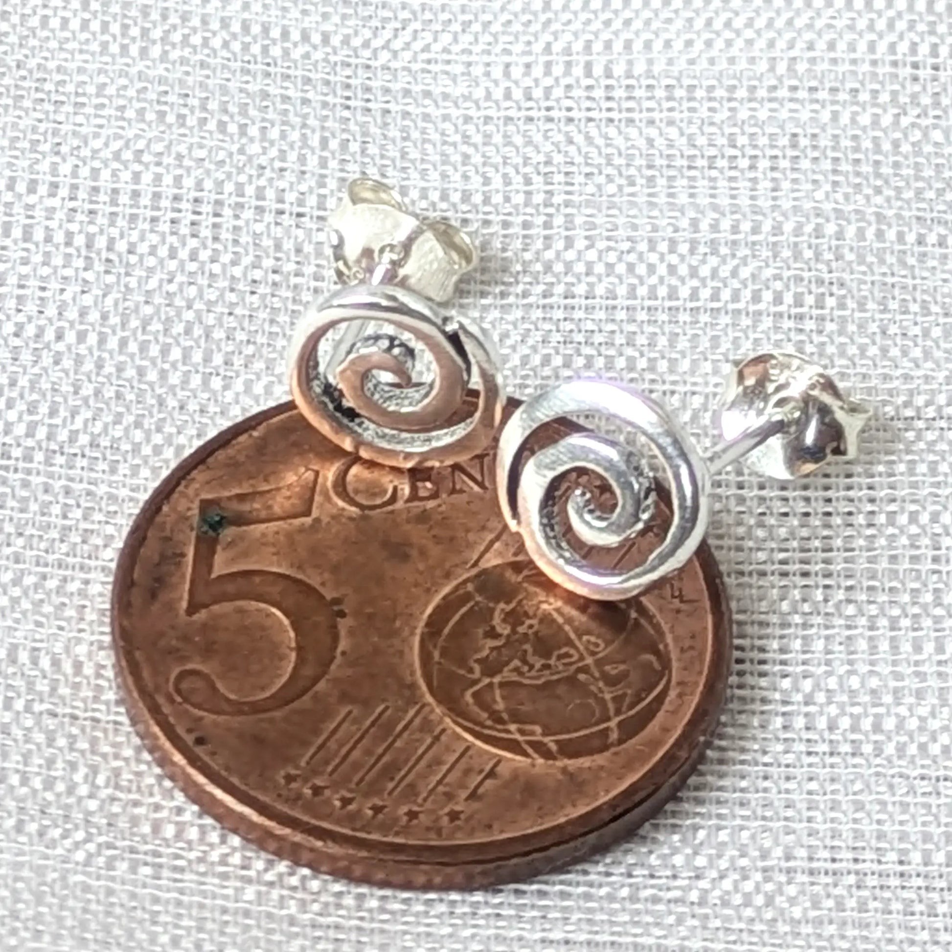 Filigrane Ohrstecker Spirale 925 Silber platziert auf einer 5-Cent-Münze