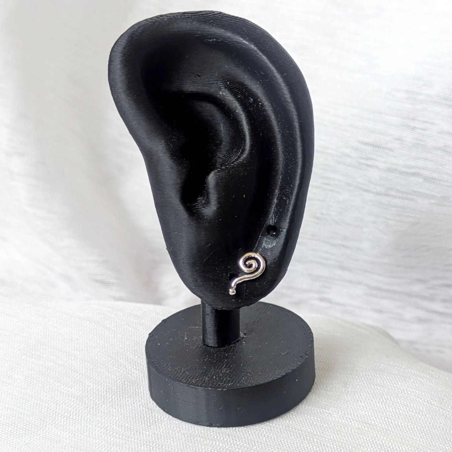 Geschwungener Spirale Ohrstecker 925 Silber am schwarzen Display-Ohr.