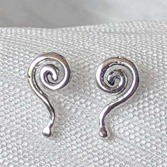 Nahaufnahme Ohrstecker geschwungene Spirale mit Schweif aus glänzendem 925 Sterling Silber