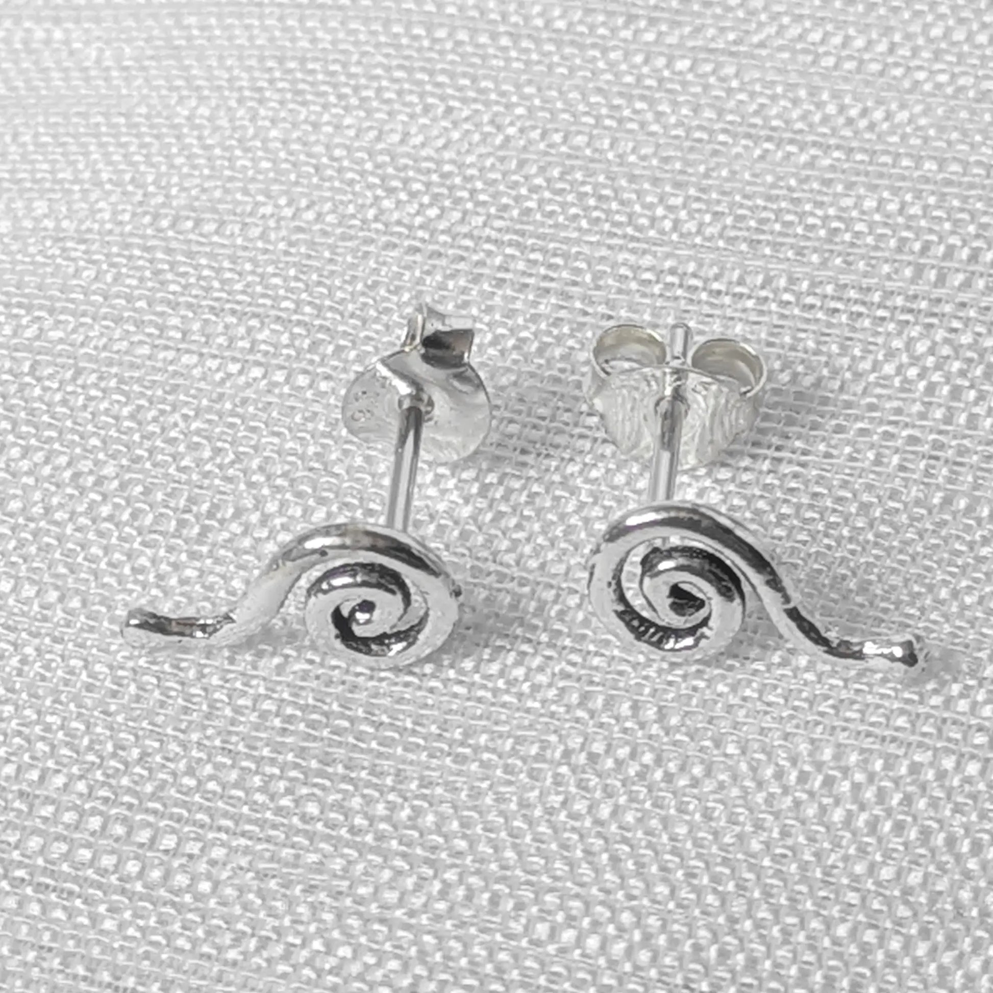 Frontalansicht Paar Ohrstecker Spirale geschwungen 925 Silber mit organischer Linienführung