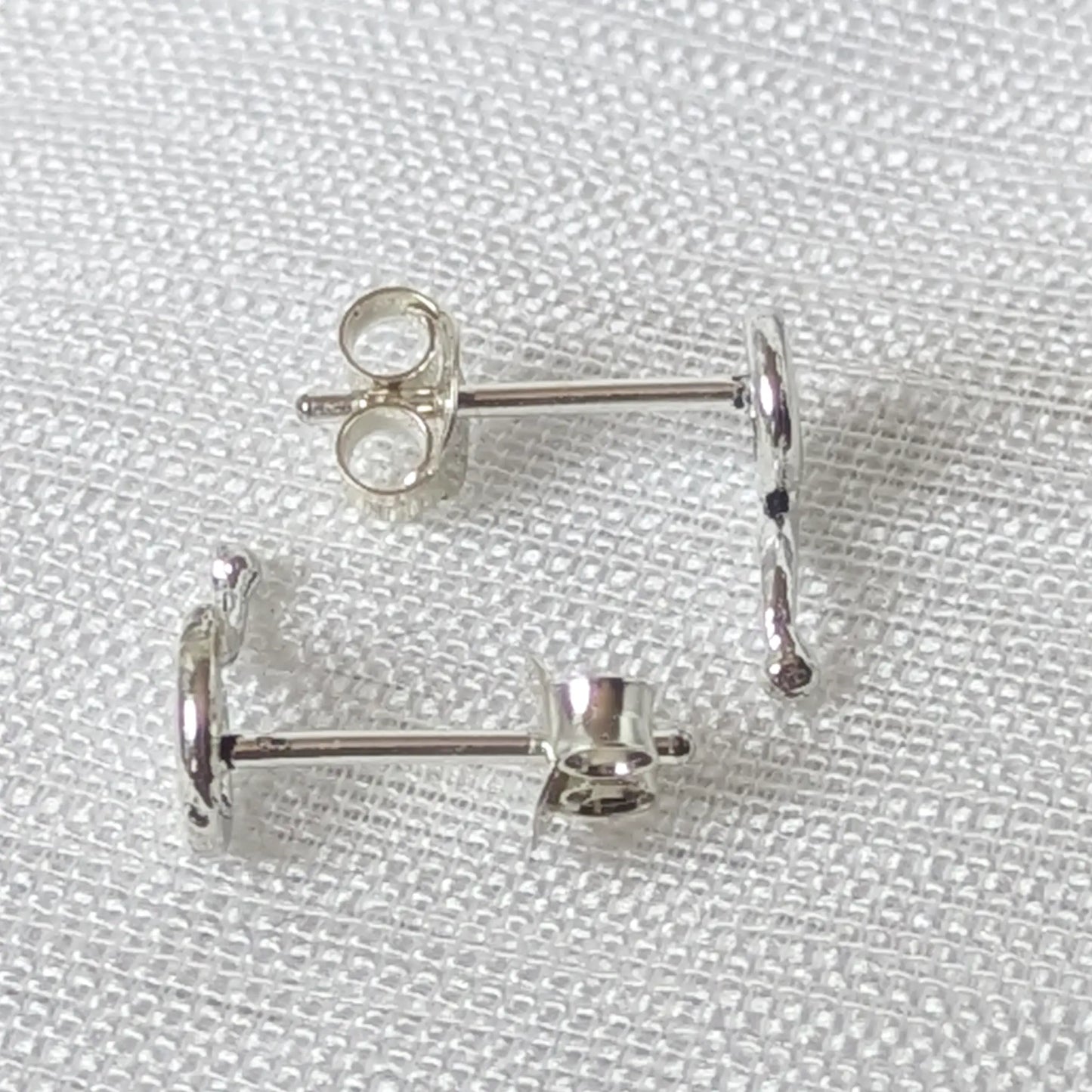 Seitenansicht Silber-Ohrstecker geschwungene Spirale mit flachem Profil und kleinem Stift