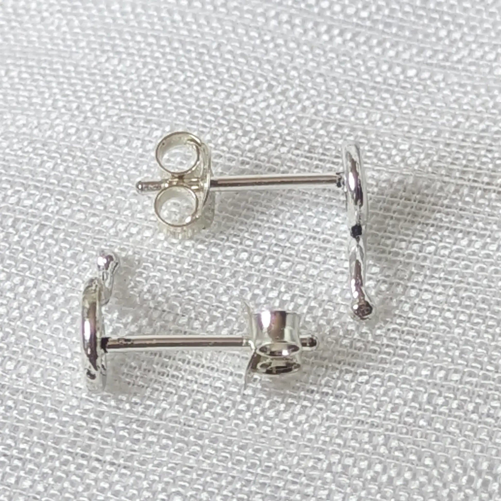 Seitenansicht Silber-Ohrstecker geschwungene Spirale mit flachem Profil und kleinem Stift