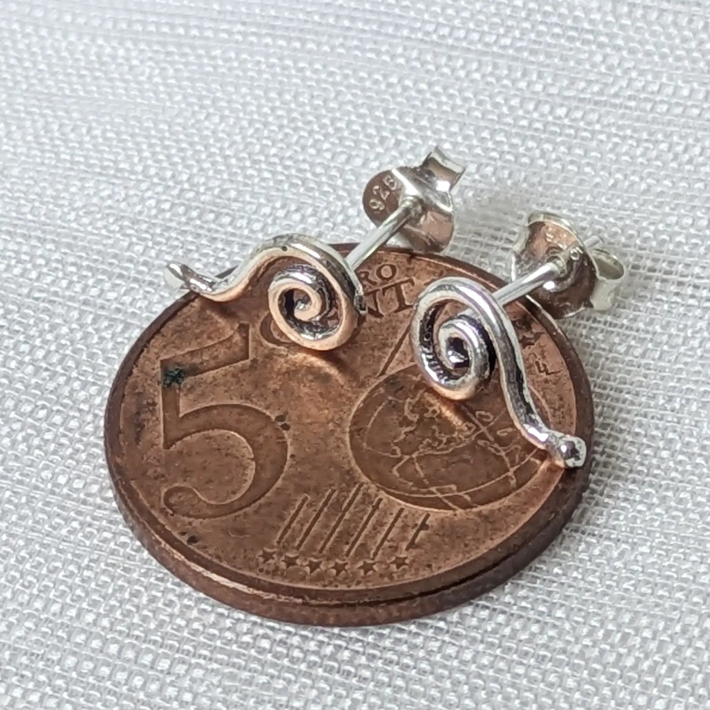 Größenvergleich: Filigraner Ohrstecker Spirale geschwungen 925 Silber auf einer 5-Cent-Münze