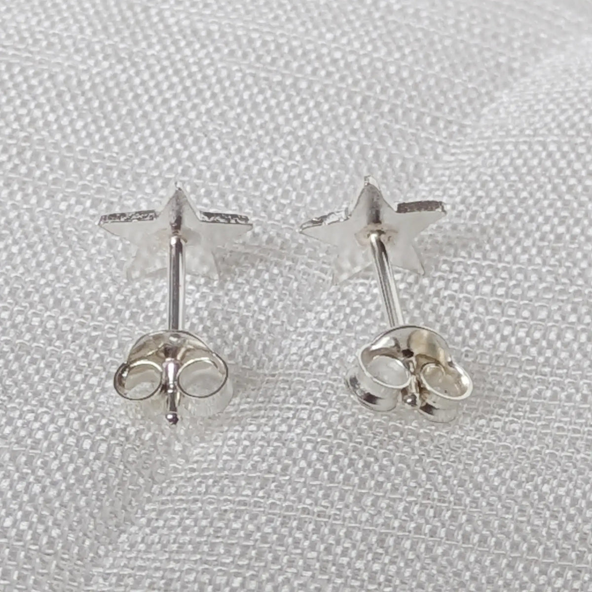 Rückansicht der Stern Ohrringe mit fest sitzendem und hautfreundlichem Butterfly-Verschluss aus 925 Sterling Silber