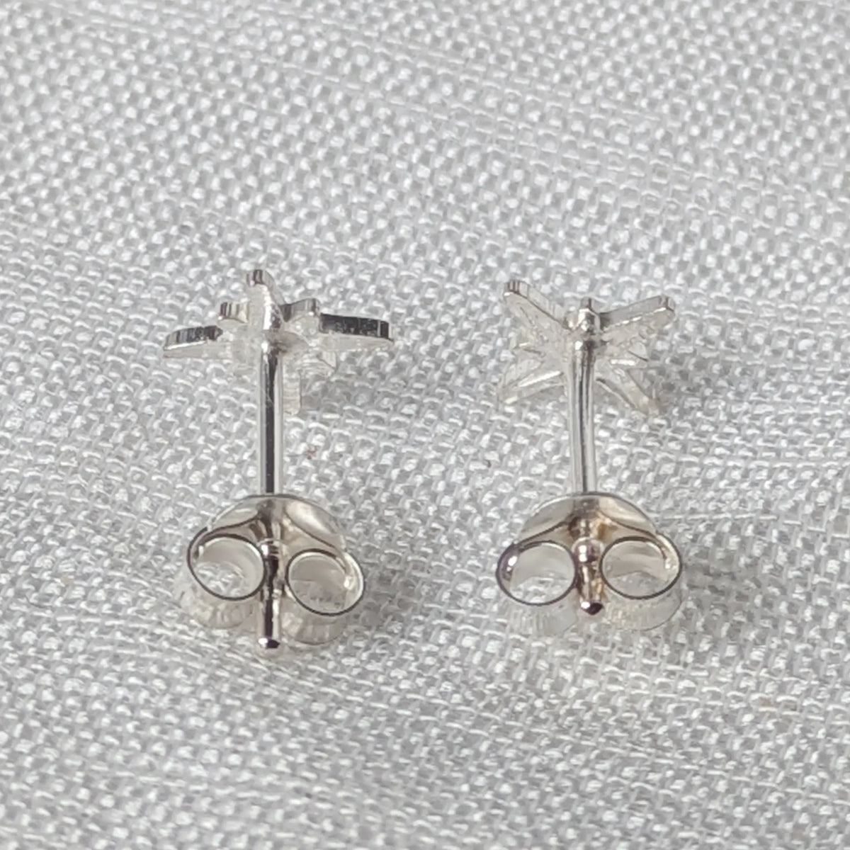 Rückseite des 925 Silber Stern-Ohrsteckers inklusive aufgestecktem Butterfly-Verschluss.
