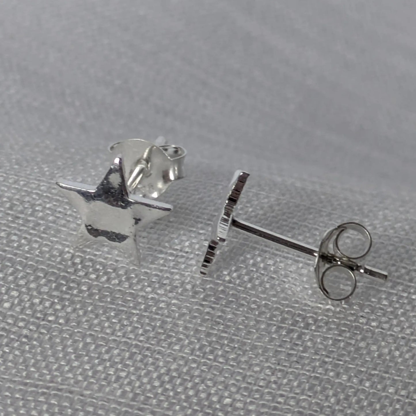 Seitenansicht der Stern-Ohrringe aus 925 Silber zur Darstellung der Materialstärke und des Steckverschlusses.