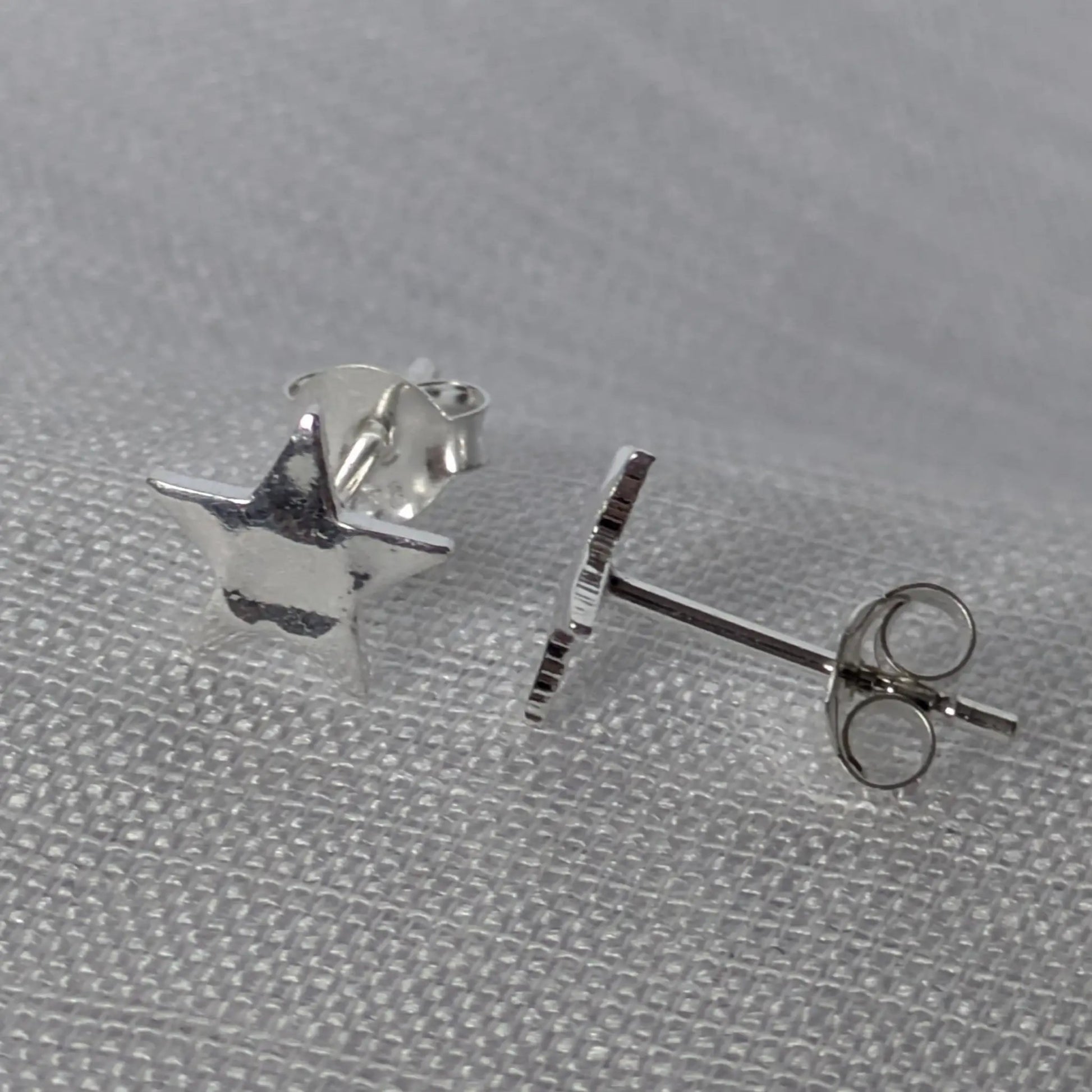Seitenansicht der Stern-Ohrringe aus 925 Silber zur Darstellung der Materialstärke und des Steckverschlusses.