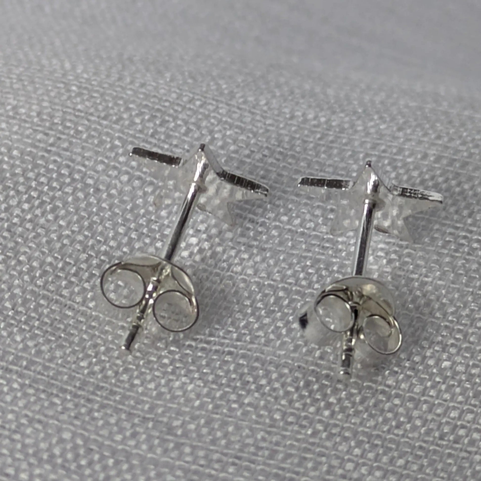 Rückansicht der Stern-Ohrstecker mit Fokus auf den 925 Silber-Stempel und die stabilen Butterfly-Verschlüsse.