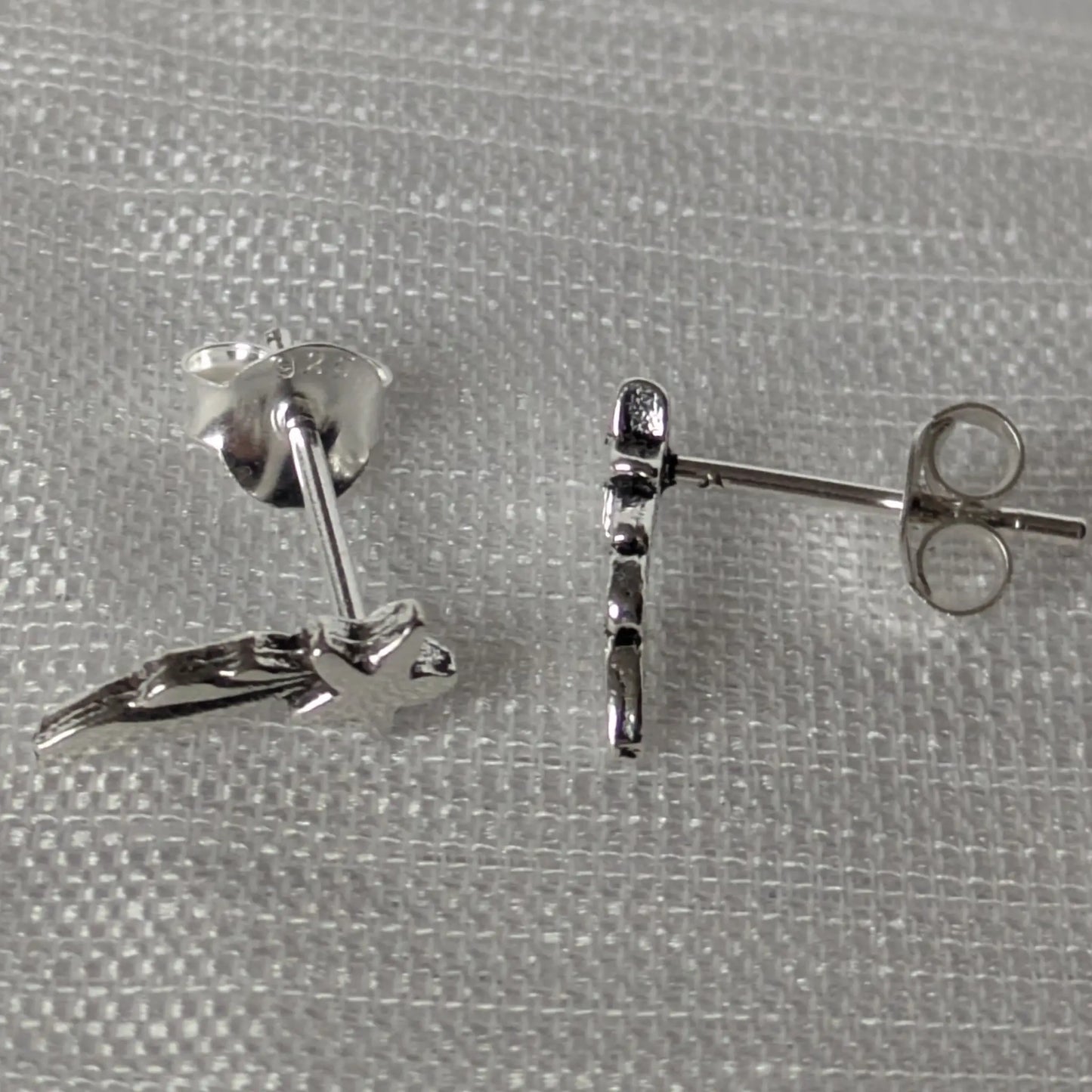 Seitenprofil der Stern-Ohrstecker zur Darstellung der Materialstärke.