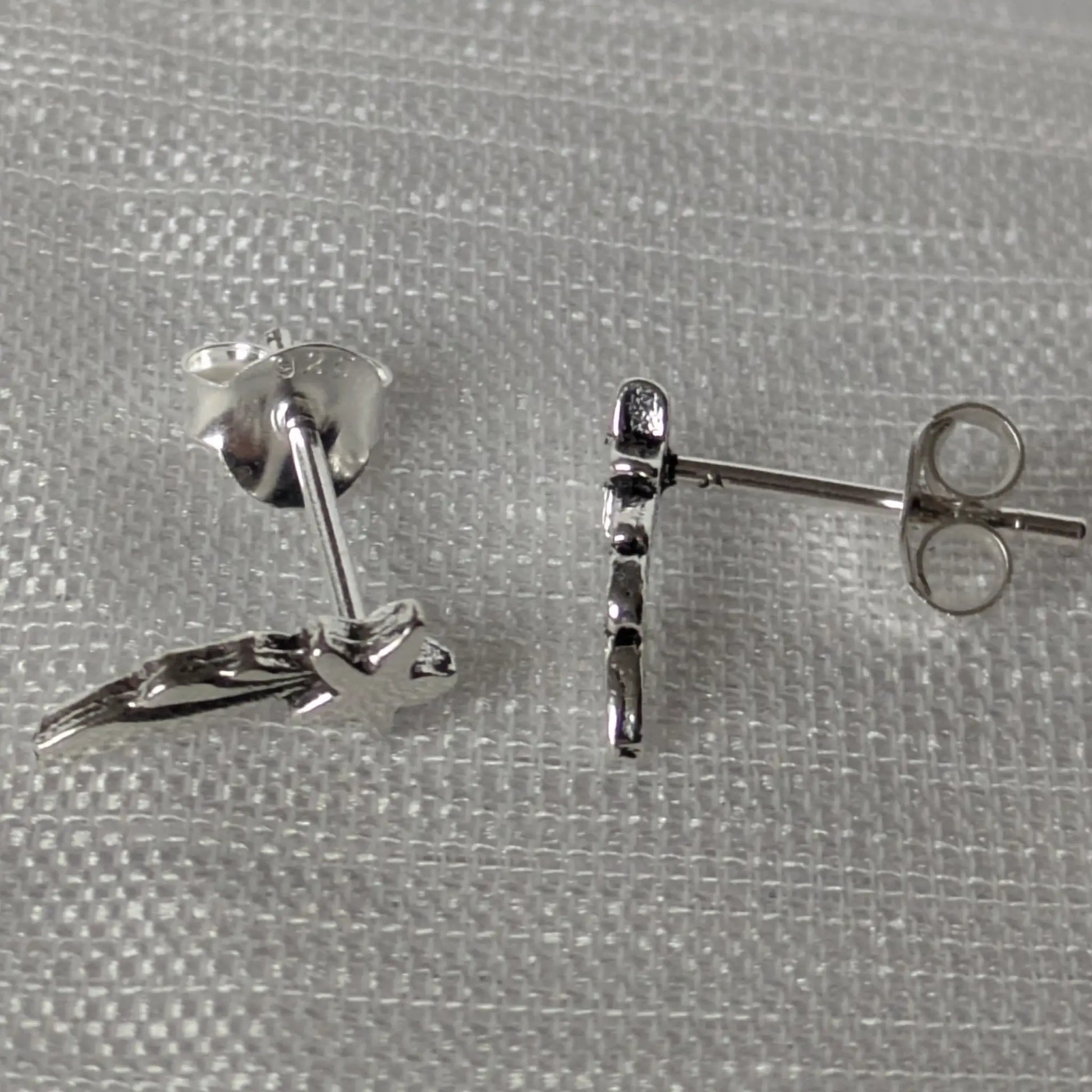 Seitenprofil der Stern-Ohrstecker zur Darstellung der Materialstärke.