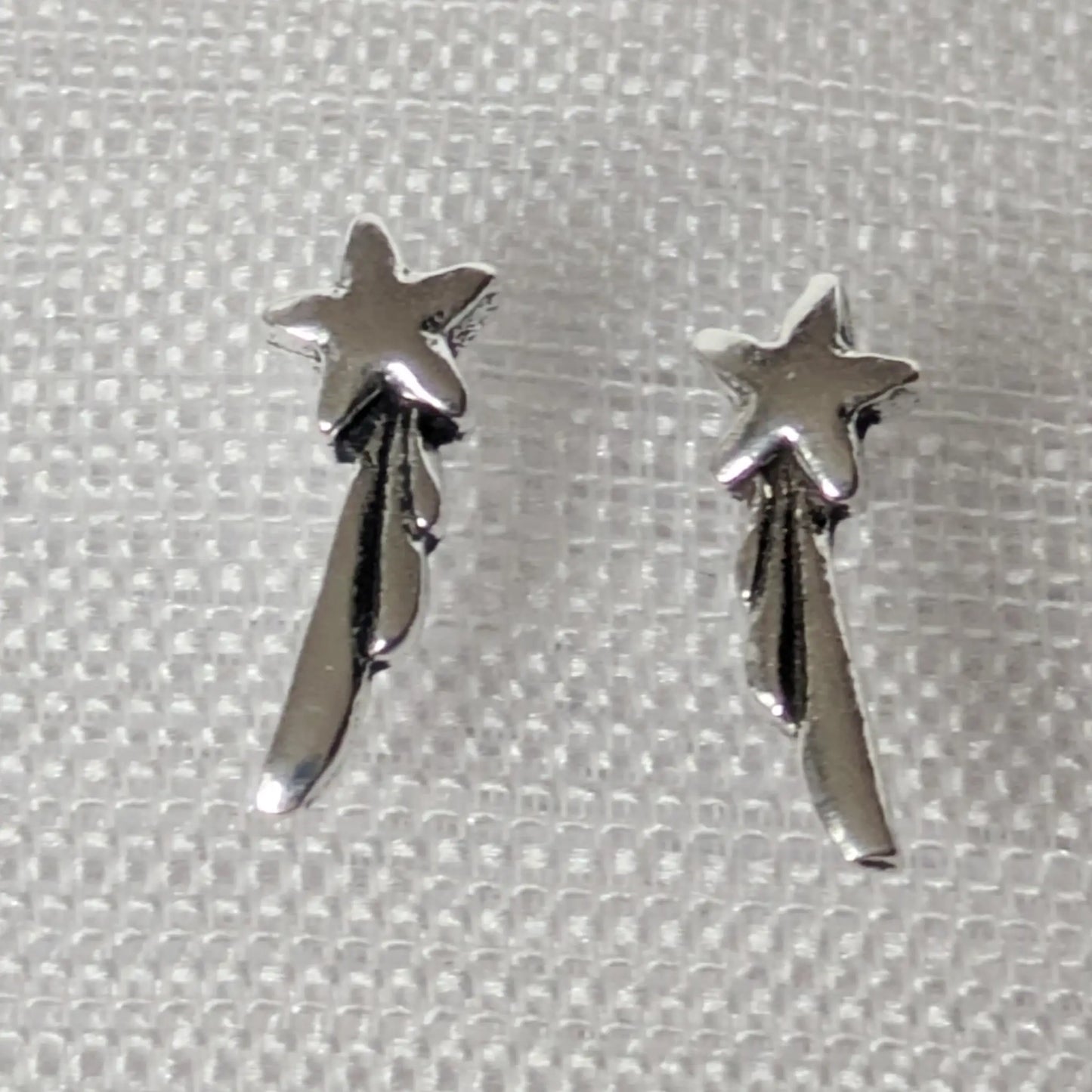 Detailansicht der Sternschnuppen-Ohrstecker aus glänzendem 925 Silber.