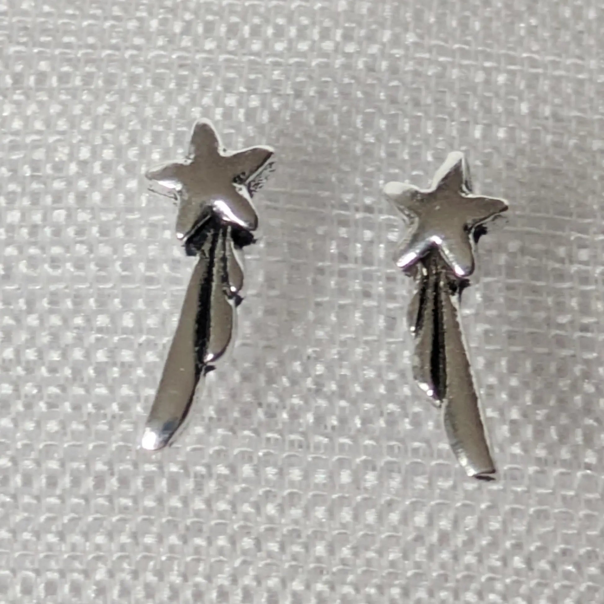Detailansicht der Sternschnuppen-Ohrstecker aus glänzendem 925 Silber.