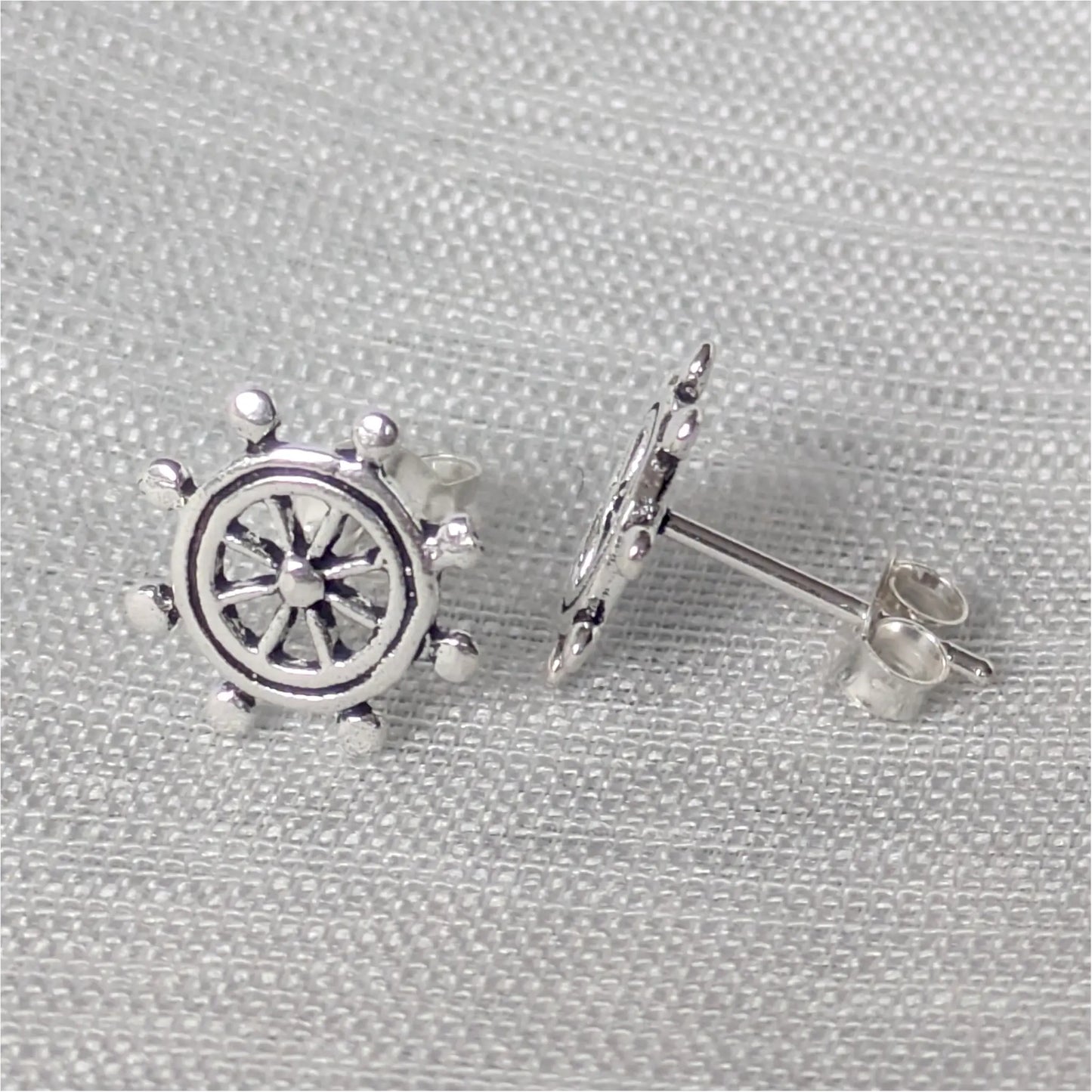 Seitliche Ansicht der Steuerrad Ohrstecker aus 925 Sterling Silber