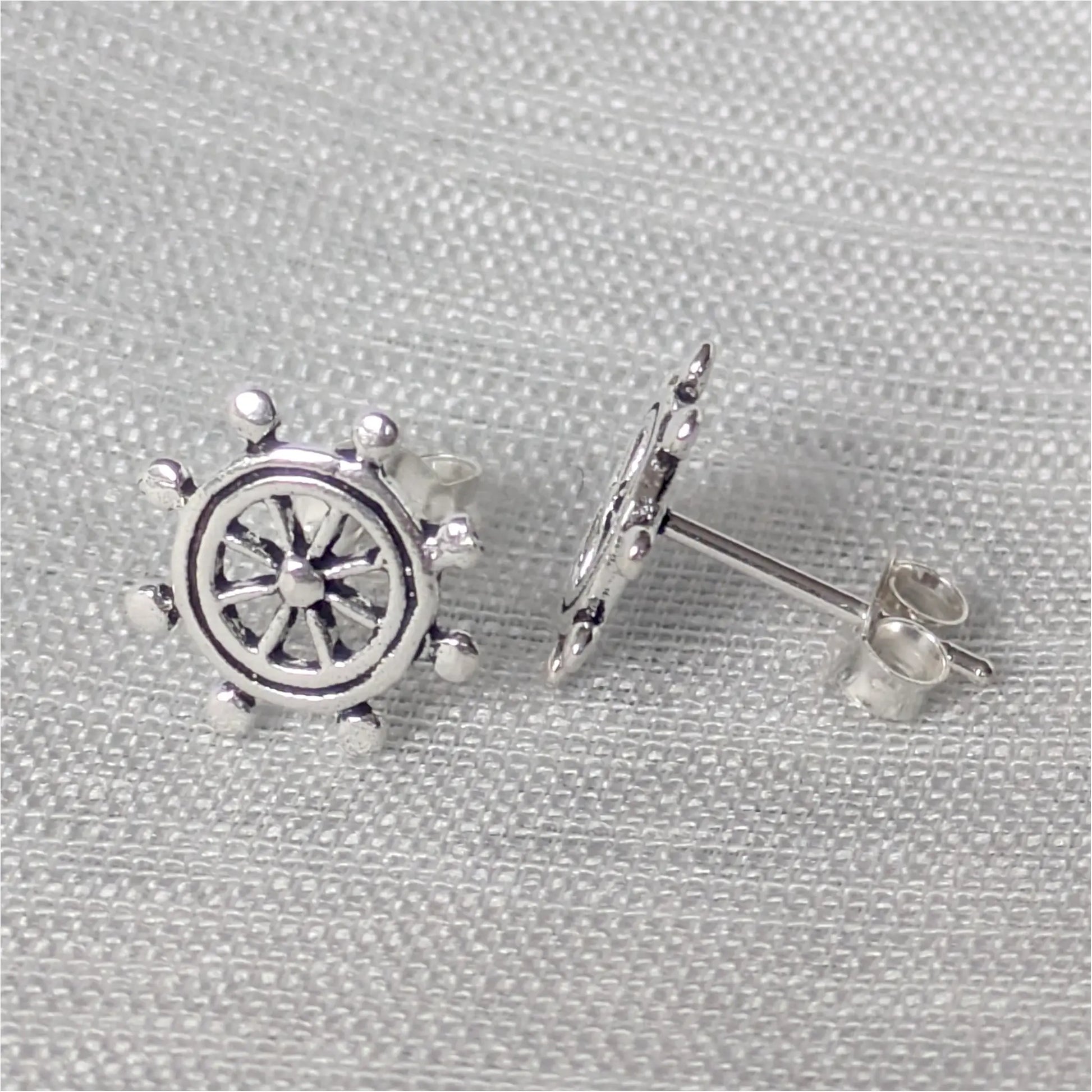 Seitliche Ansicht der Steuerrad Ohrstecker aus 925 Sterling Silber
