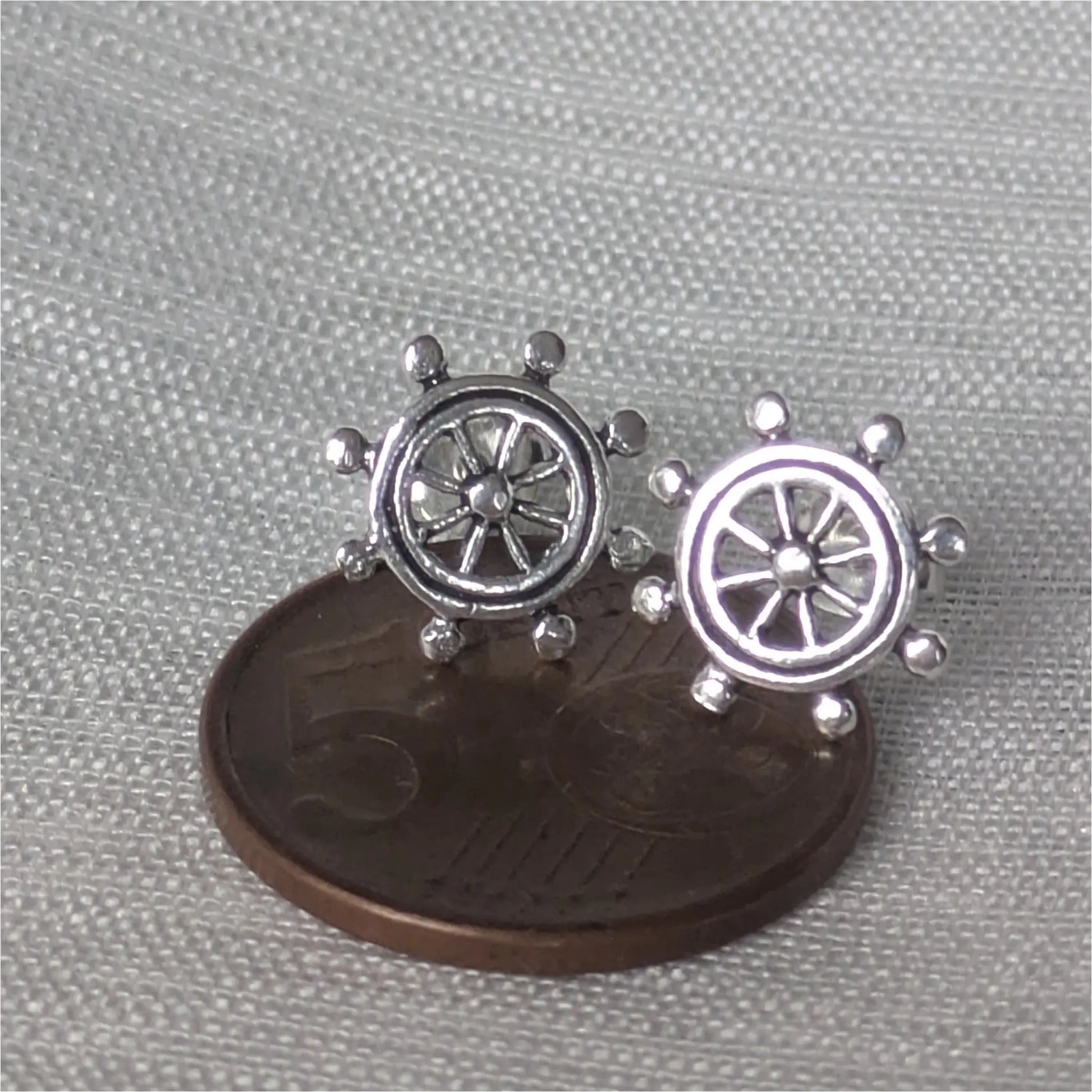 Größenvergleich: Steuerrad Ohrstecker aus 925 Sterling Silber auf 5-Cent-Münze