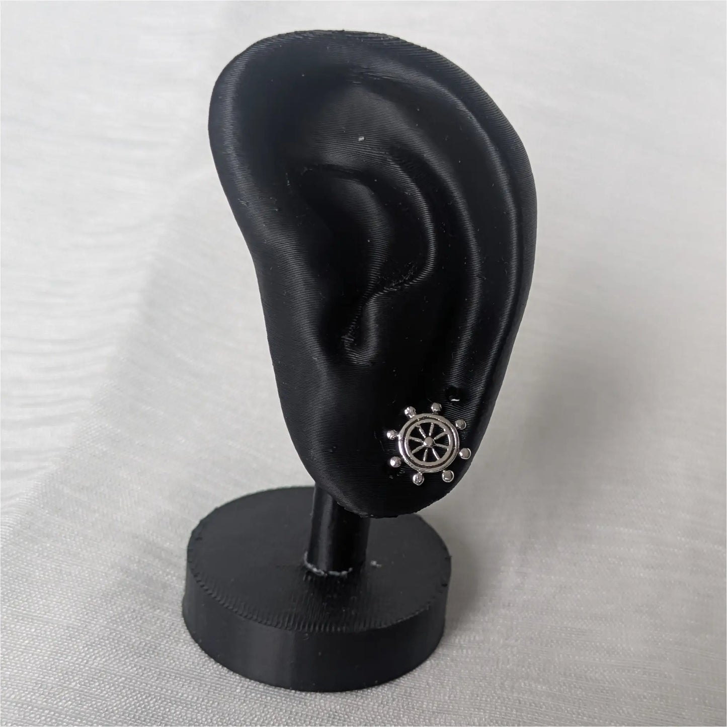 Steuerrad Ohrstecker aus 925 Sterling Silber getragen am Ohr-Display