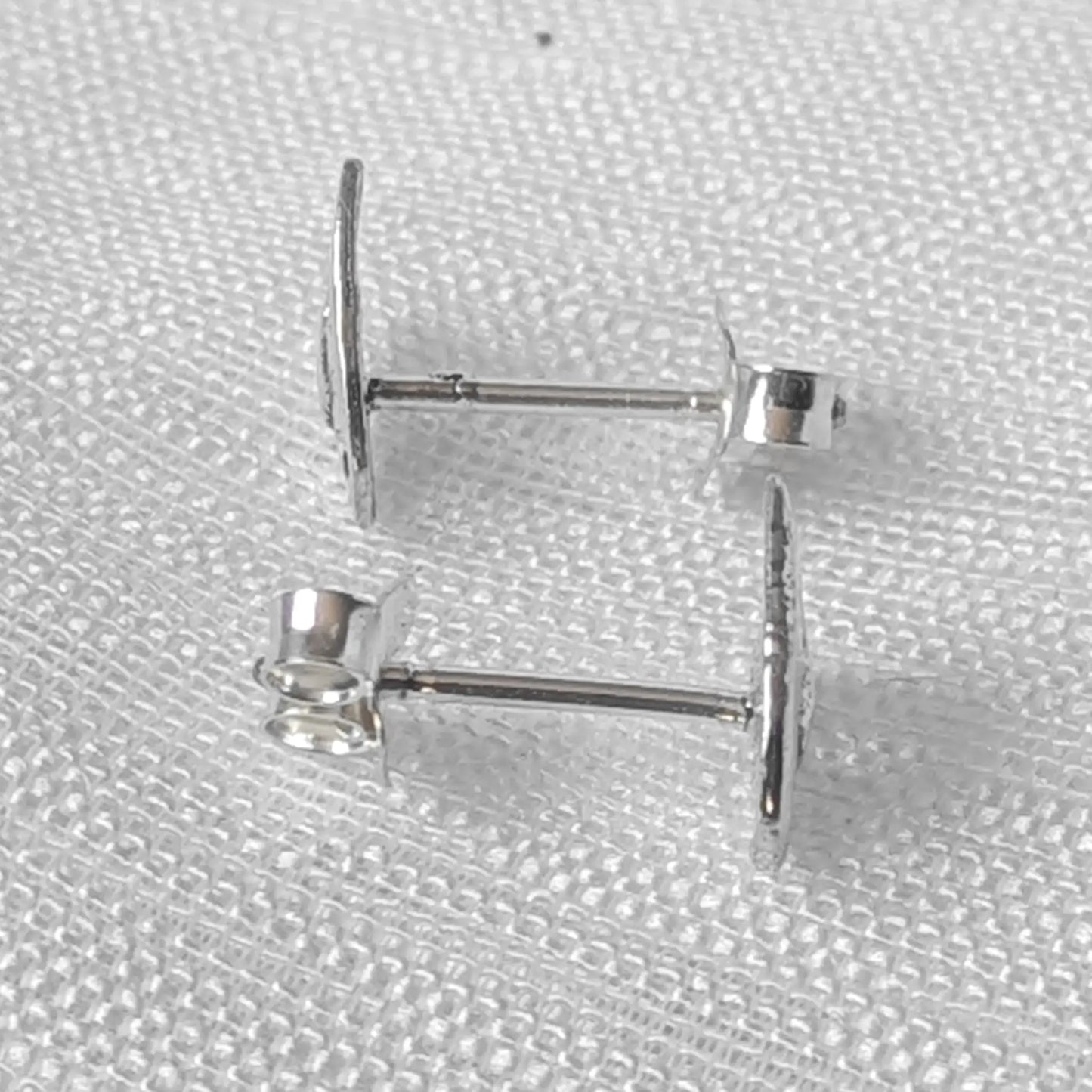 Seitenansicht der 925er Silberohrstecker zeigt die feine, dreidimensionale Wölbung der Miniatur-Theatermaske.
