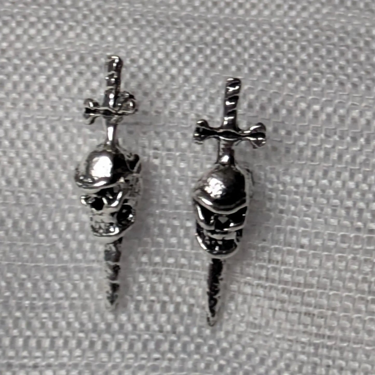 Detailansicht Totenkopf Dolch Ohrstecker 925 Silber Vintage Look.