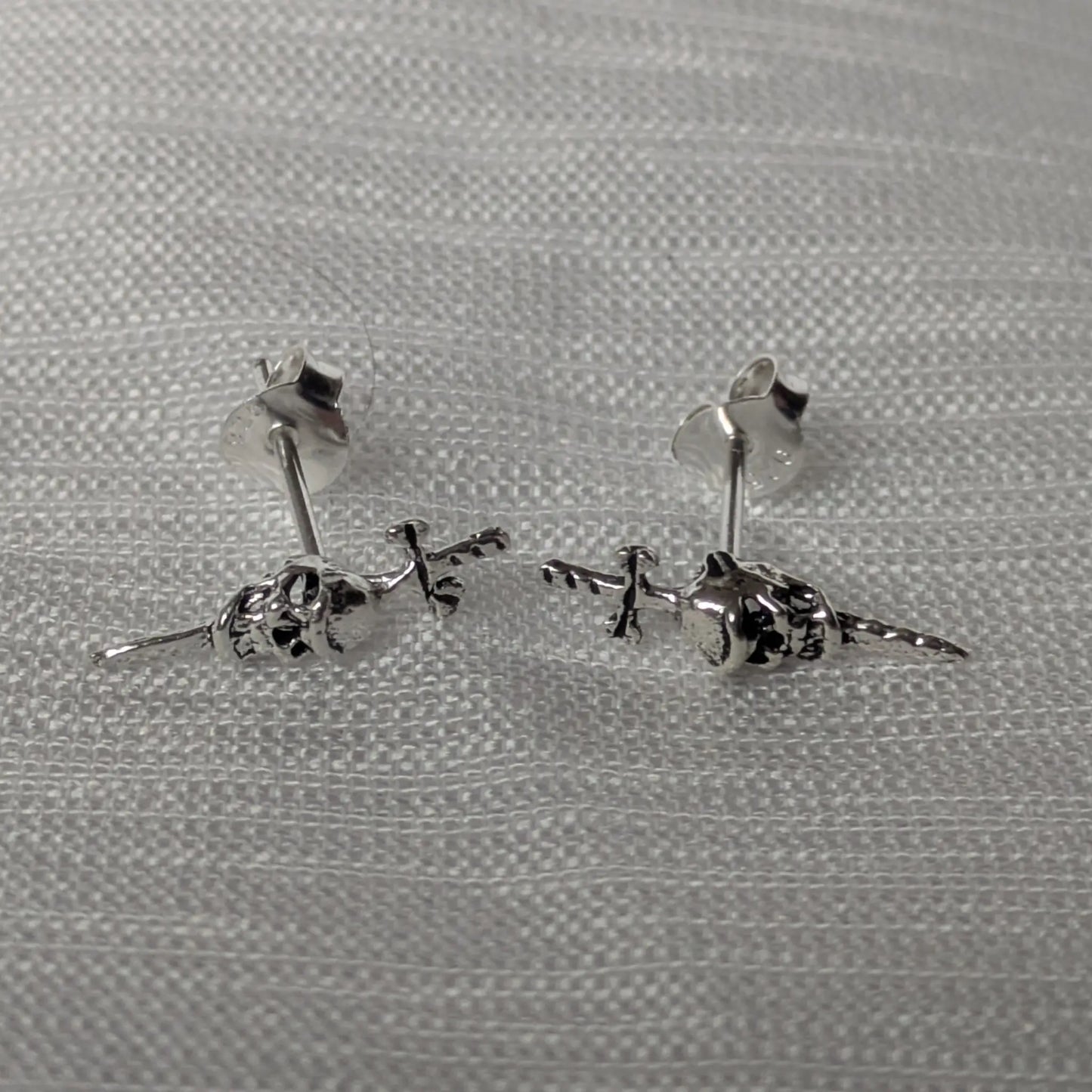 Frontale Ansicht Skull Ohrringe mit Schwert-Motiv Sterling Silber.
