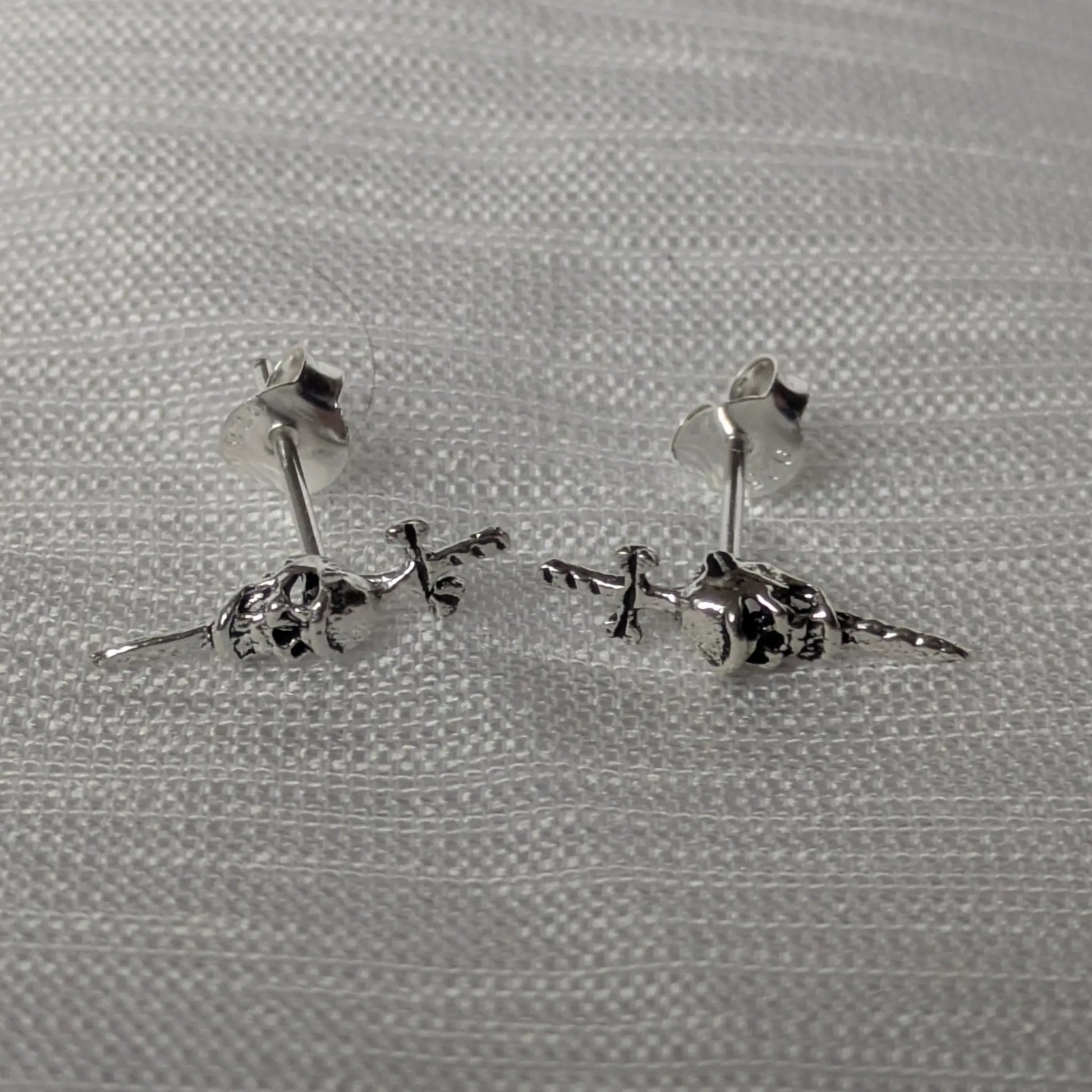 Frontale Ansicht Skull Ohrringe mit Schwert-Motiv Sterling Silber.