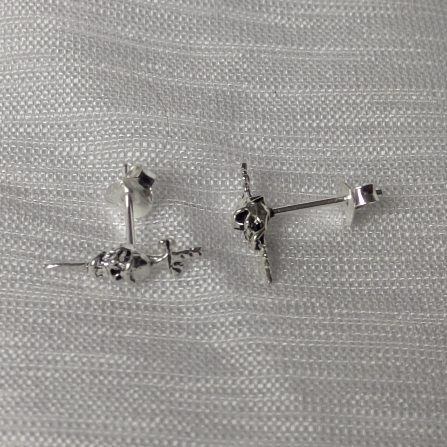 Seitenprofil der silbernen Totenkopf-Ohrstecker mit Dolchspitze.