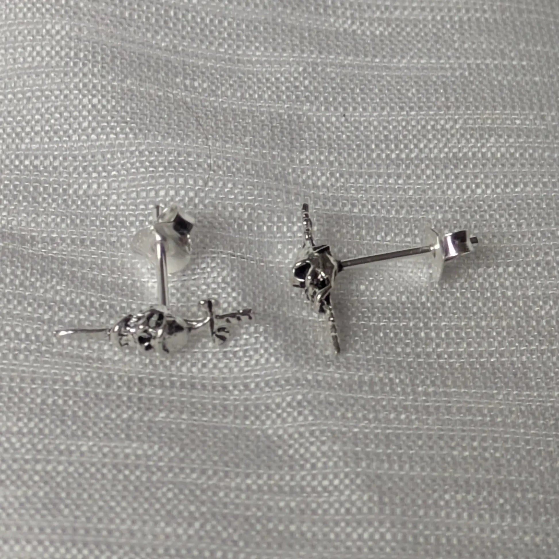 Seitenprofil der silbernen Totenkopf-Ohrstecker mit Dolchspitze.
