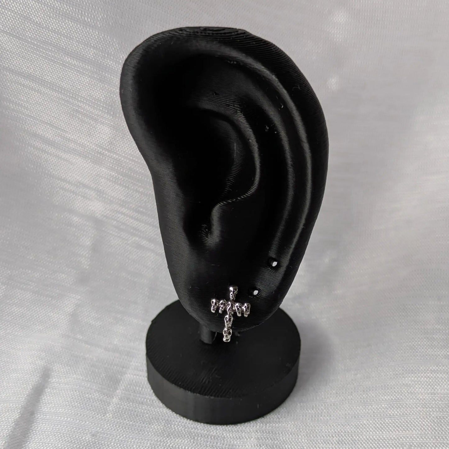 Gothic Totenkopf Kreuz Ohrringe auf schwarzem Schmuck-Display präsentiert.